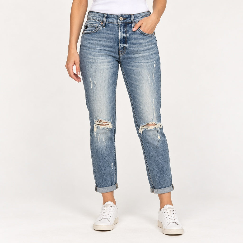 Jeans KanCan azul con roturas en rodillas y ruedo doblado en modelo