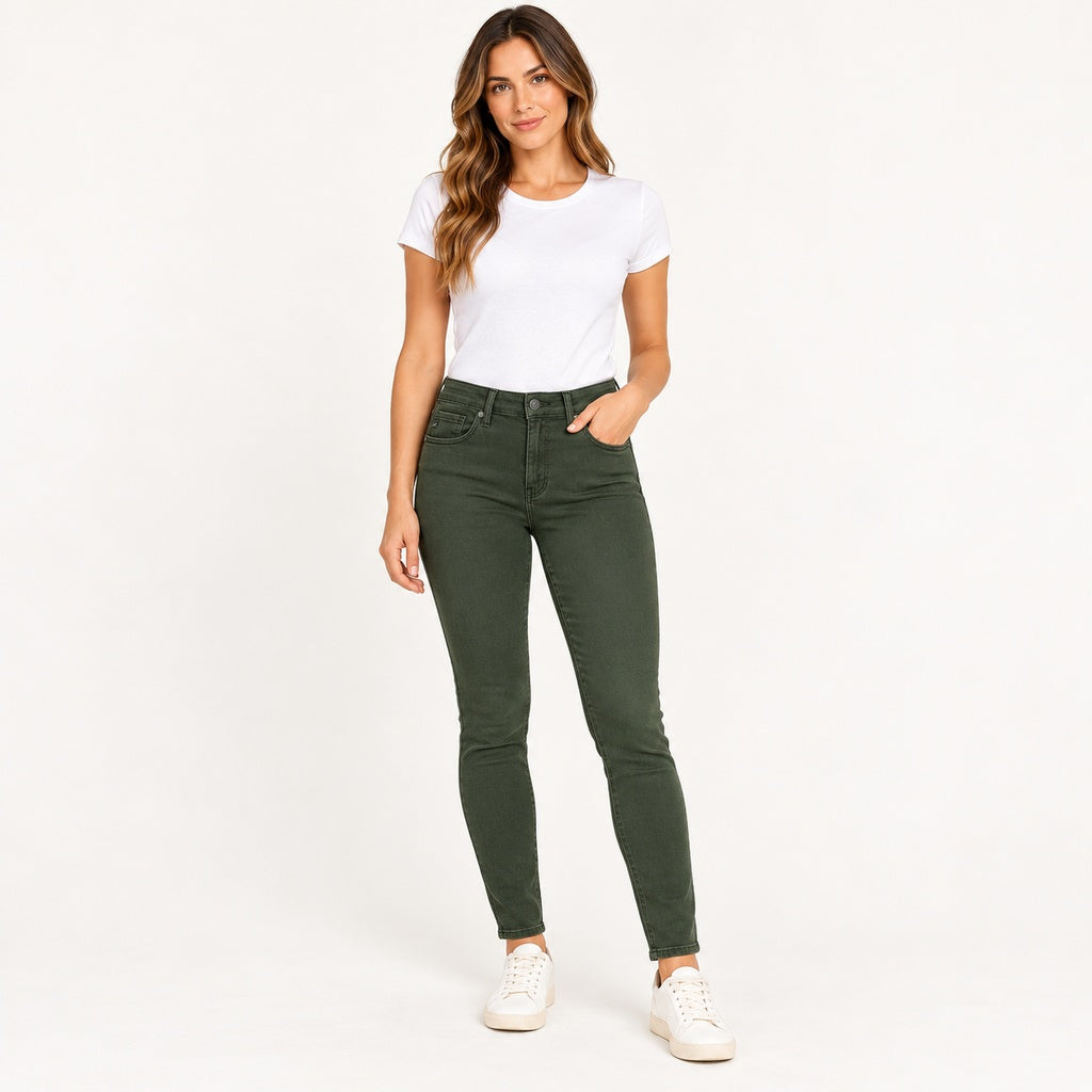 Jeans KanCan verde sin roturas en modelo