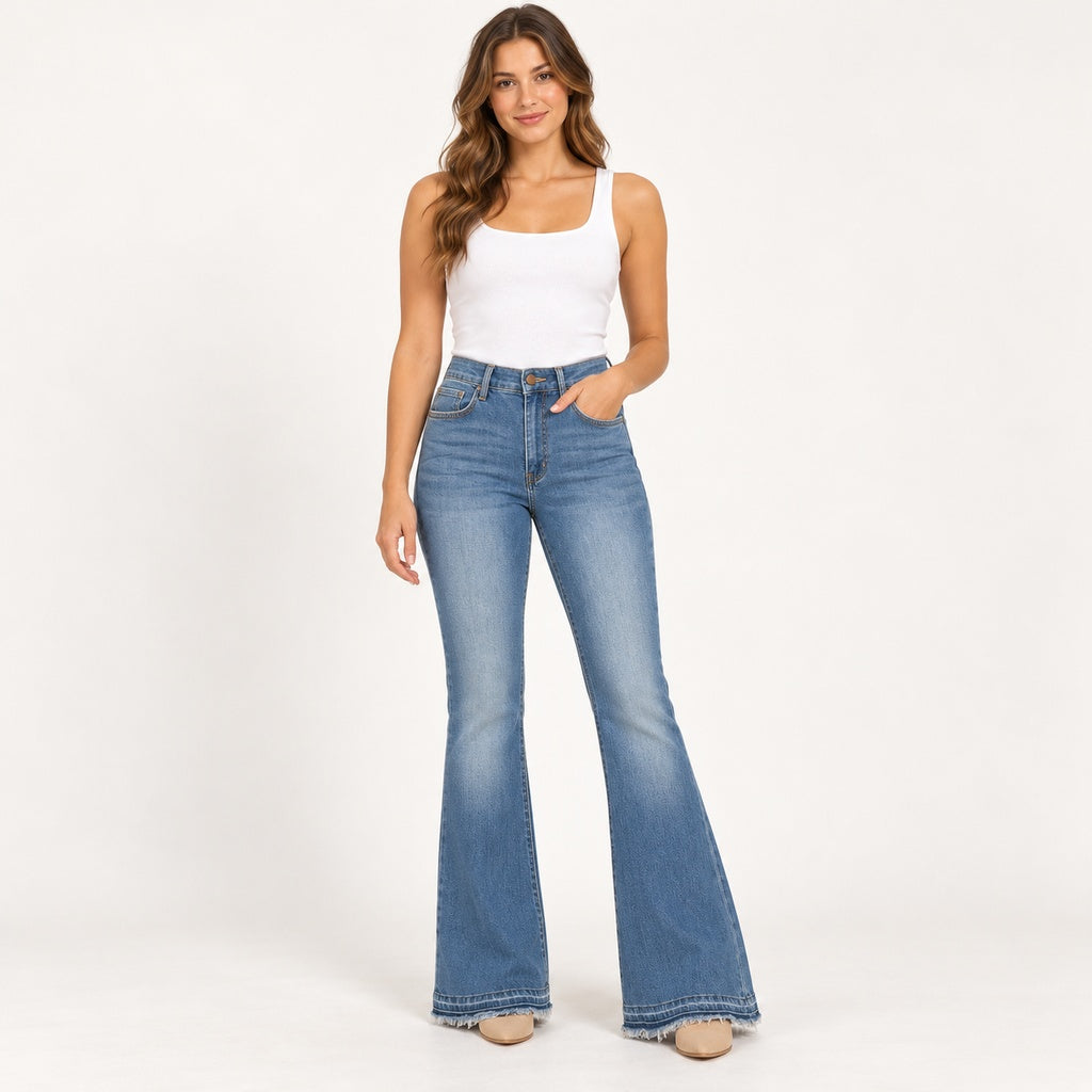 Jeans Vibrant azul acampanado con ruedo deshilachado en modelo