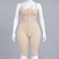 Faja Licsy beige en maniquí, frente