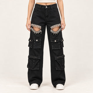 P19 Impulsive Jeans negro en modelo, vista frontal con bolsillos cargo y pedrería