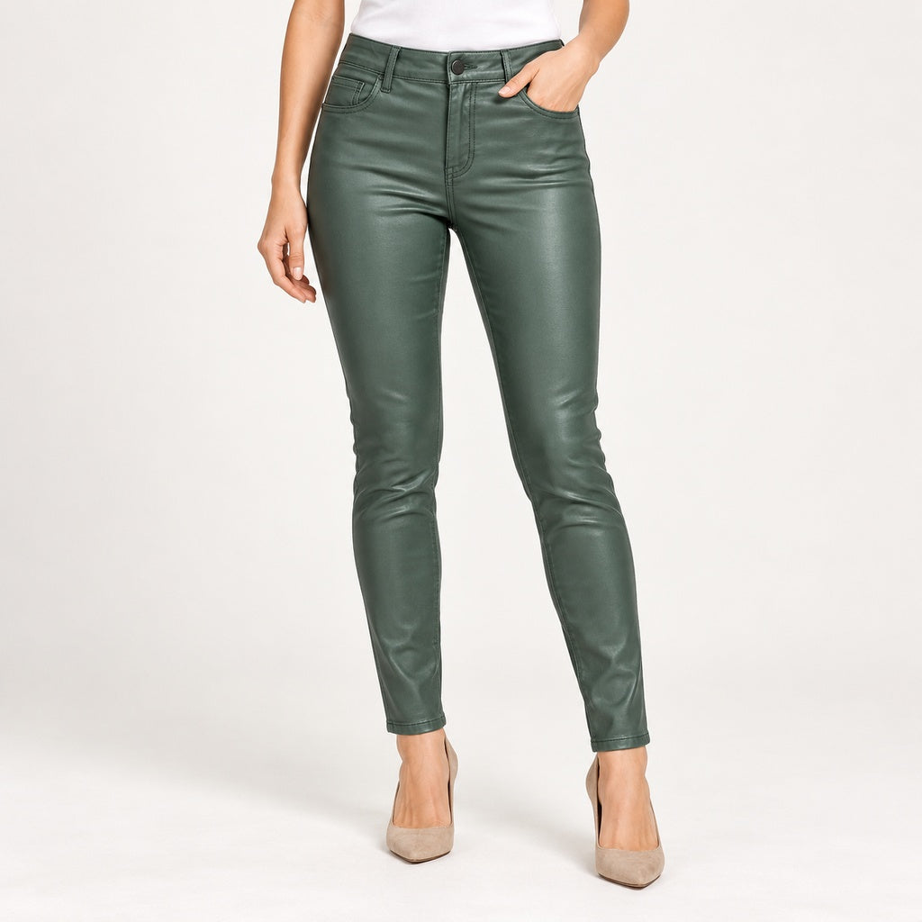 Pantalón verde con acabado brillante en modelo