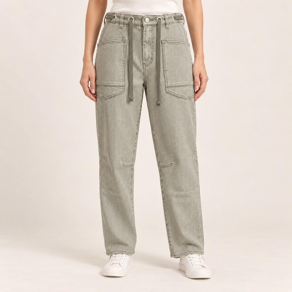 Pantalón 6194 de rayas verticales con cordón y bolsillos frontales en modelo
