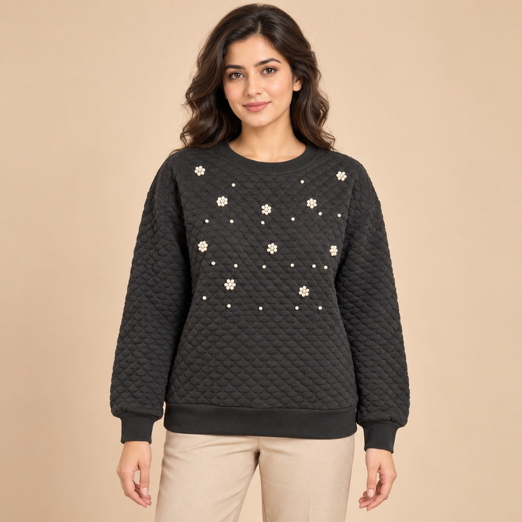 Suéter S105 negro texturizado con flores de perlas en modelo