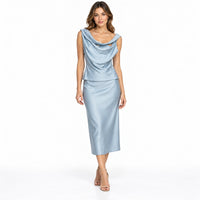 Conjunto satinado 2042 blue en modelo virtual creada con IA