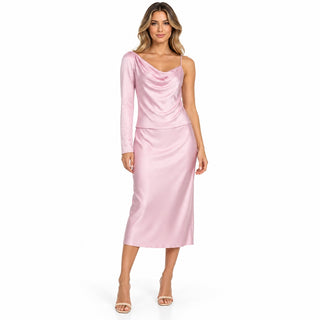 Conjunto satinado 2042 pink en modelo virtual creada con IA