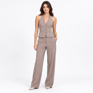 Modelo con conjunto cocoa de chaleco halter y pantalón 228