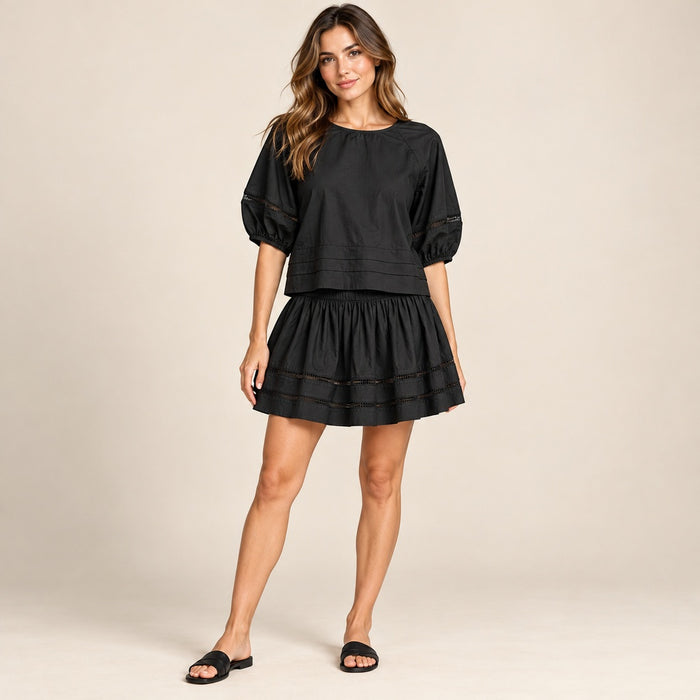 Conjunto negro Lara 3192 de blusa y falda corta en modelo