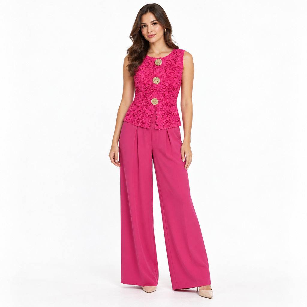 Modelo con conjunto fucsia de encaje y pantalón 630