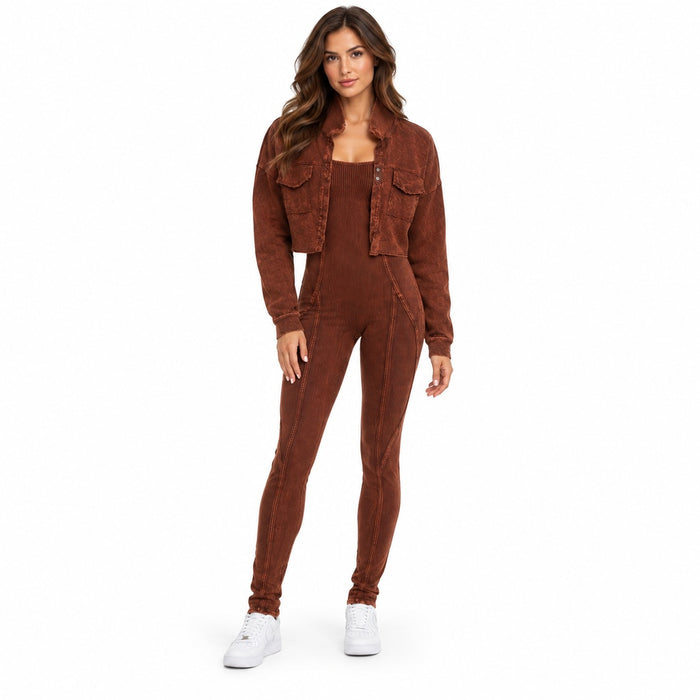 Conjunto con chaqueta 80400 terracota en modelo virtual creada con IA