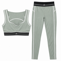 Conjunto deportivo ALO verde salvia con ribetes blancos