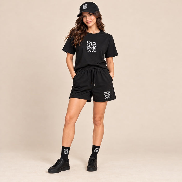 Conjunto negro completo con camiseta, short, gorra y medias