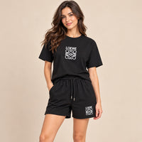 Conjunto negro de camiseta y short en modelo