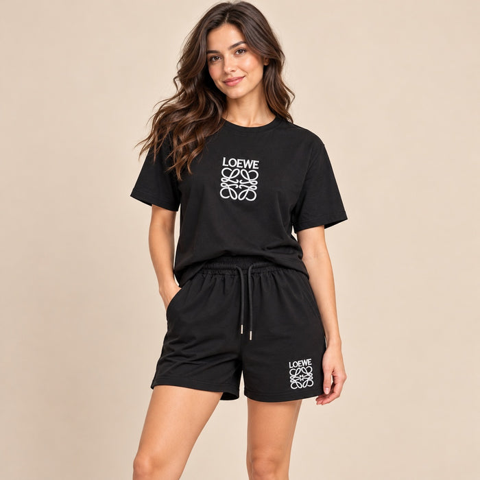 Conjunto negro de camiseta y short en modelo