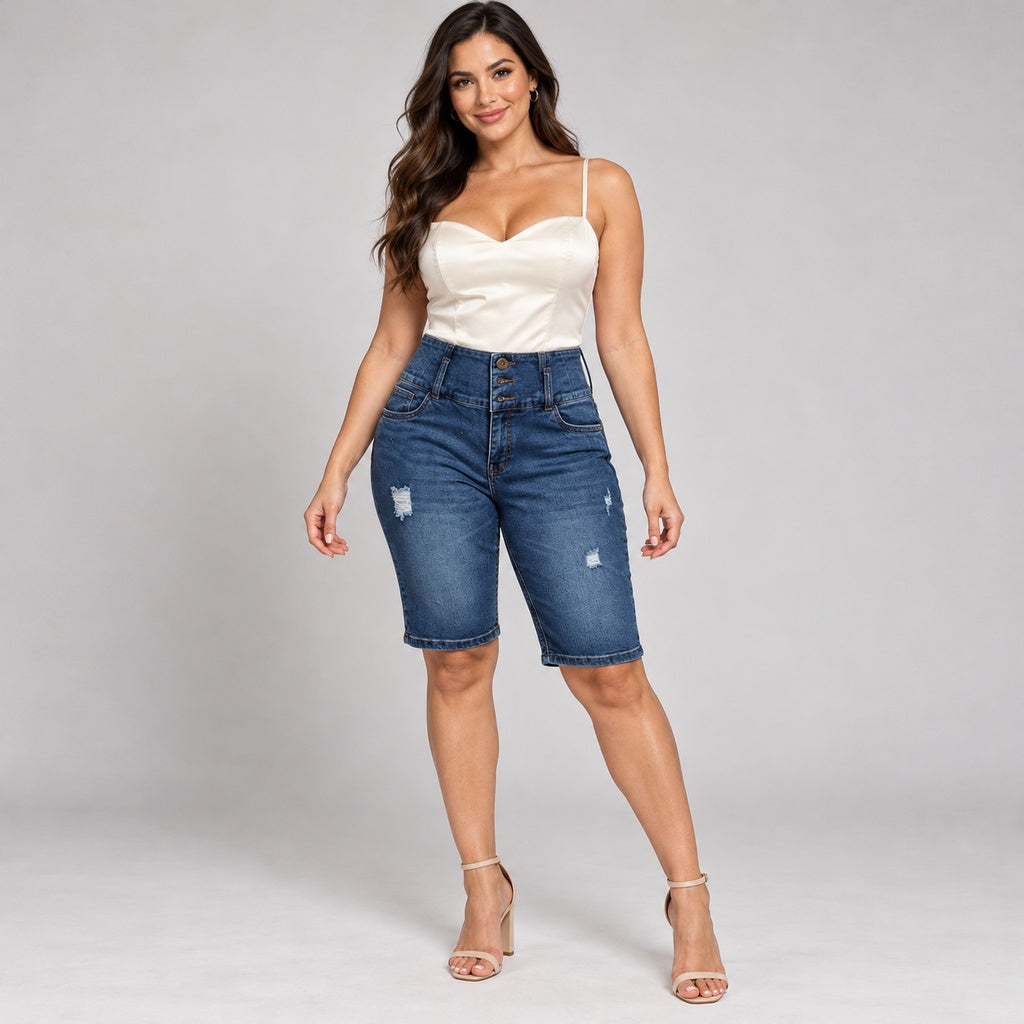 Short 1506 en modelo adulta con blusa marfil