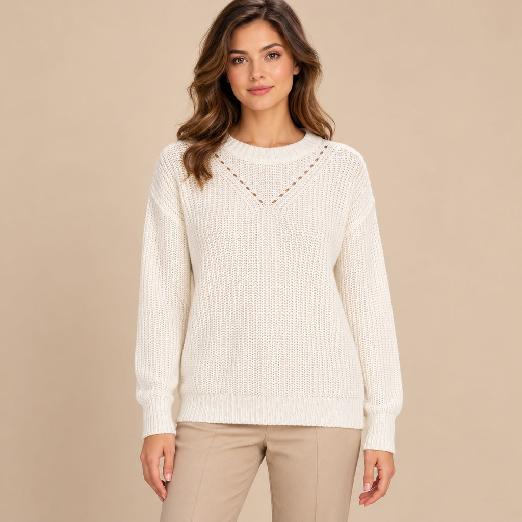 Sweater Be blanco tejido con modelo profesional
