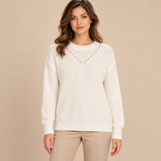 Sweater Be blanco tejido con modelo profesional
