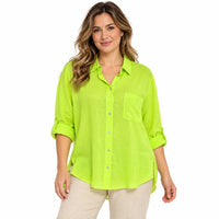 Camisa estilo 10330-verde, foto con modelo sobre fondo blanco