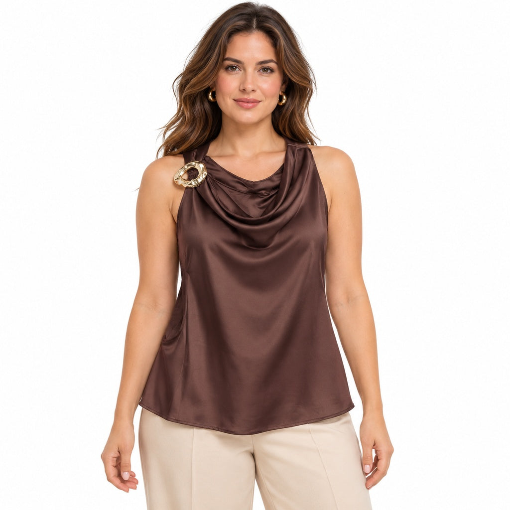 Blusa satinada 10476 marrón con hebilla en modelo, fondo blanco
