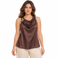 Blusa satinada 10476 marrón con hebilla en modelo, fondo blanco