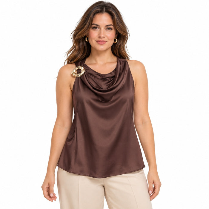 Blusa satinada 10476 marrón con hebilla en modelo, fondo blanco