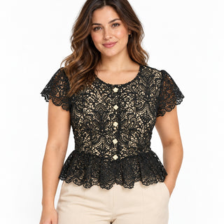 Blusa 5046 negra de encaje con forro beige en modelo, fondo blanco