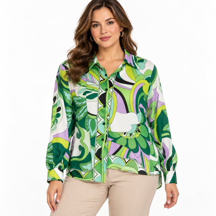 Blusa blusa-verde con modelo sobre fondo blanco