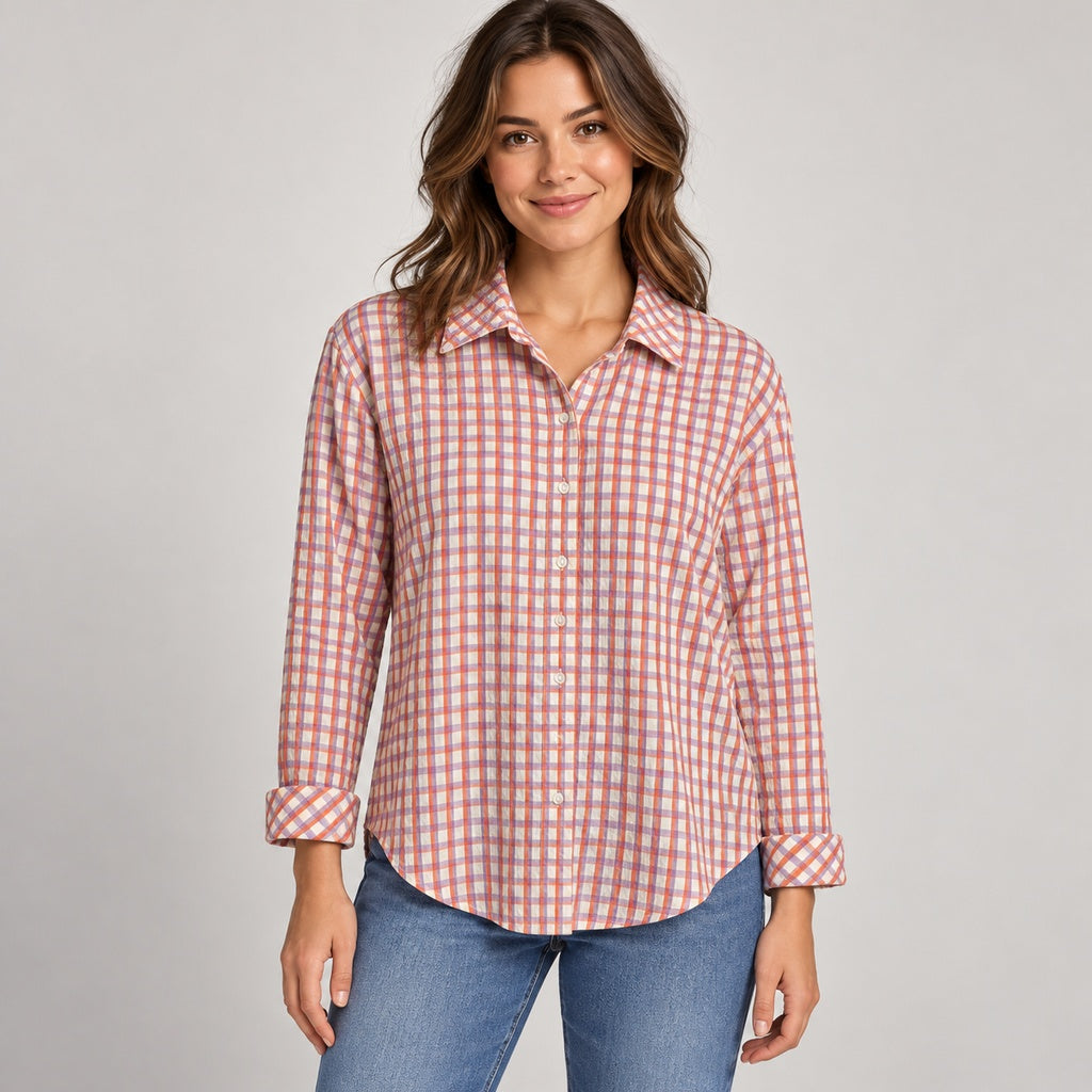 Camisa Hot Delicious HGT6314 de cuadros lavanda y coral, en modelo
