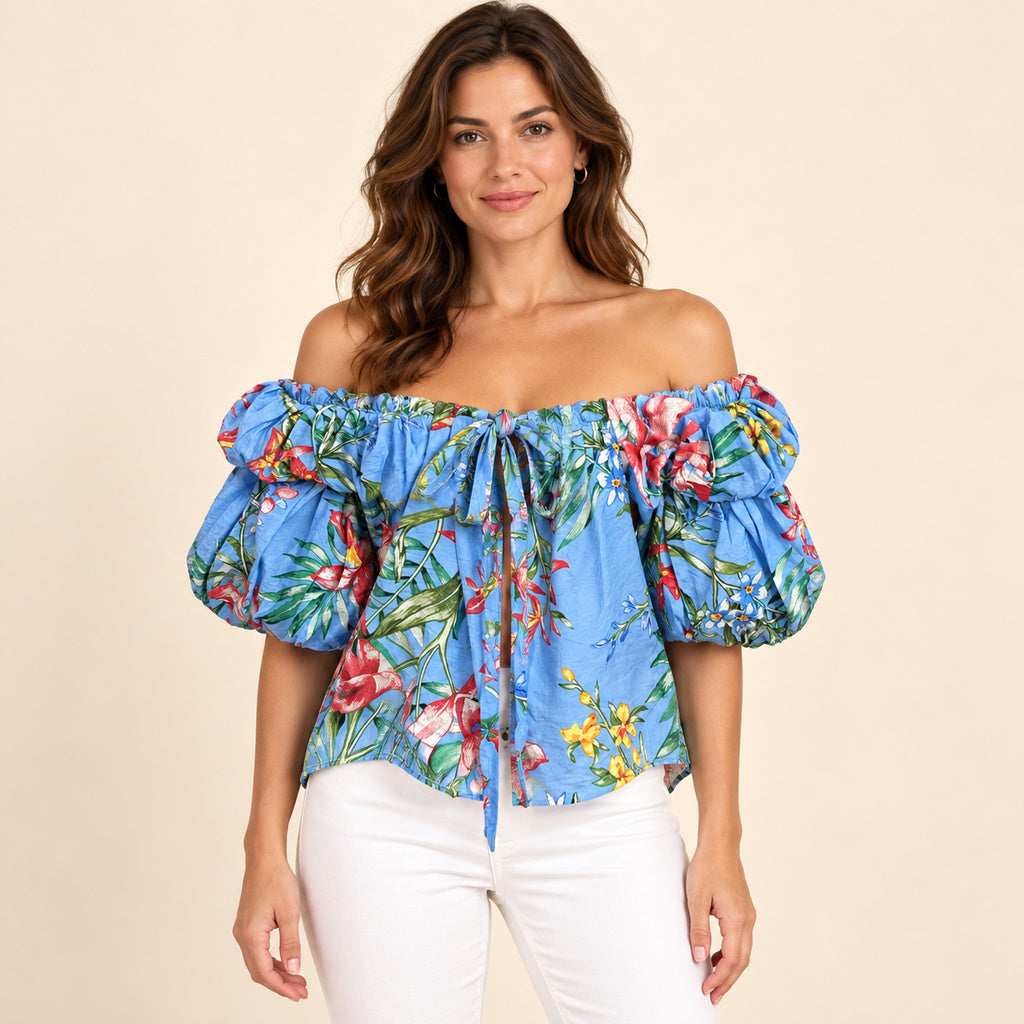 Top Milk Honey T019 — floral azul en modelo