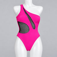 Traje de baño 8106 entero fucsia con malla negra en maniquí
