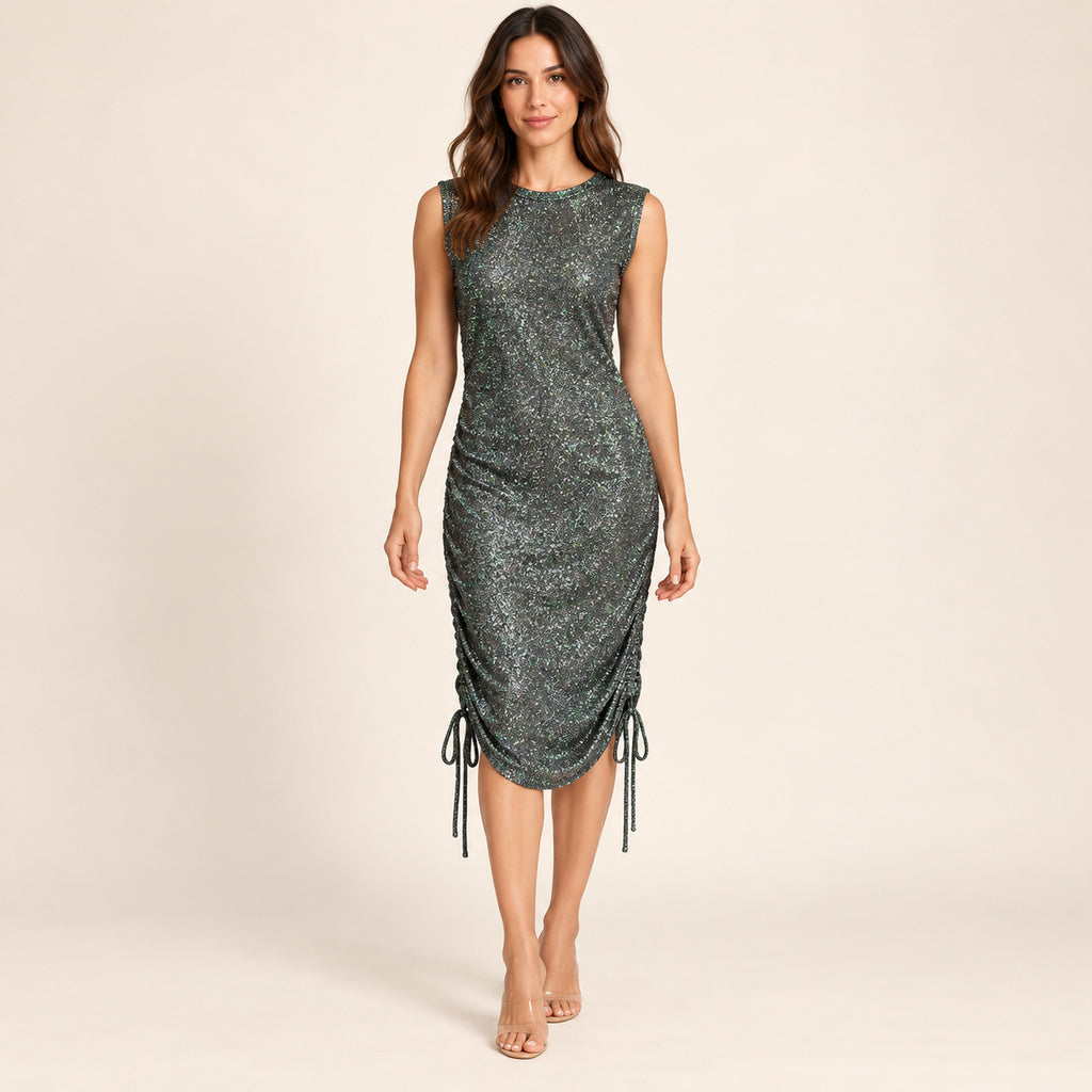Vista frontal de Vestido midi 4806 — gris metalizado en modelo