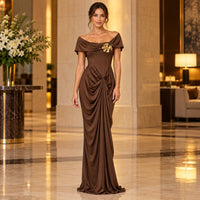 Modelo con vestido 6777 en fondo elegante