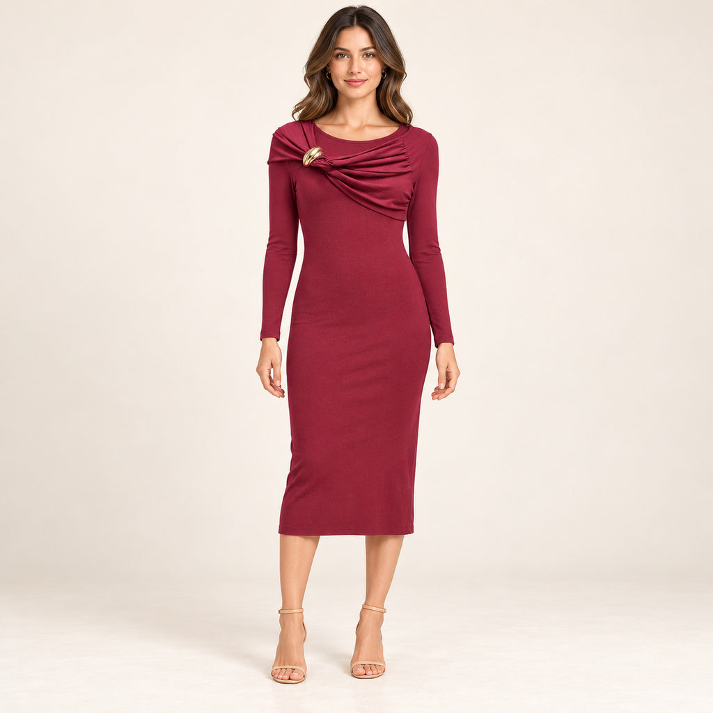 Vestido Midi Vino con Detalle Dorado – 4994 con modelo de frente