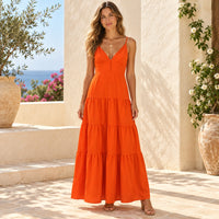 Modelo con vestido tea-naranja en fondo elegante
